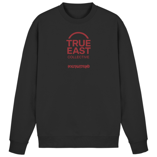Bolzplatzkind & True East Logo  – Wurzeln unter Flutlicht - Basic Sweatshirt