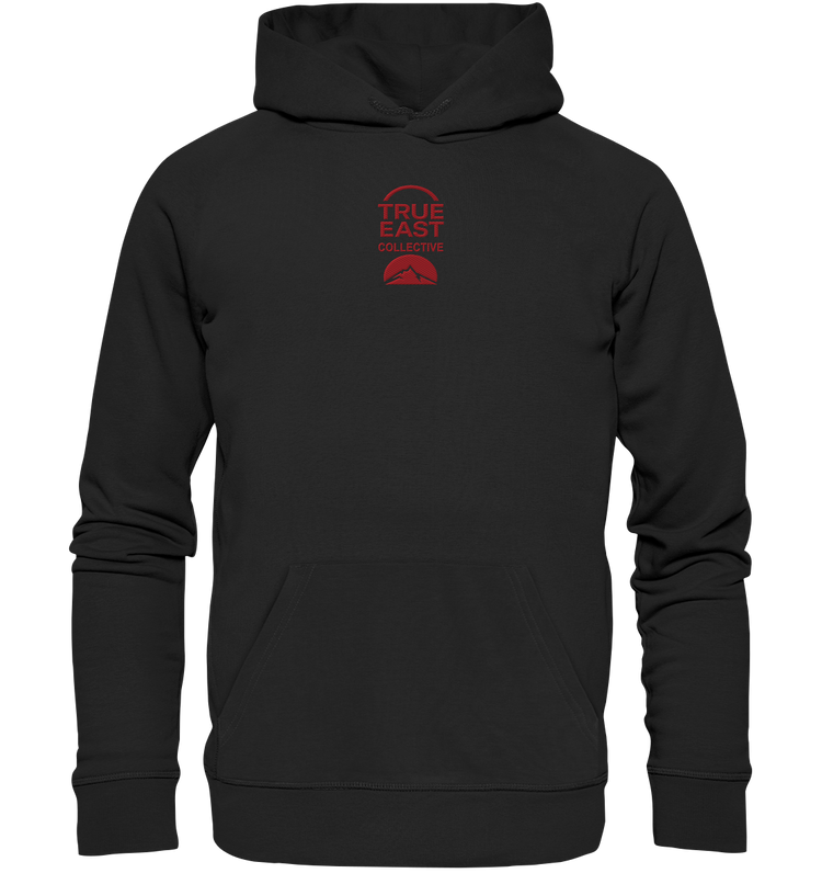 Bild enthät das gestickte True East Collective Logo mit Bergsilhouette auf einem schwarzen Hoodie. Ossi Streetwear, Ostdeutsche Streetwear, Heimat Streetwear, Heimatmotiv