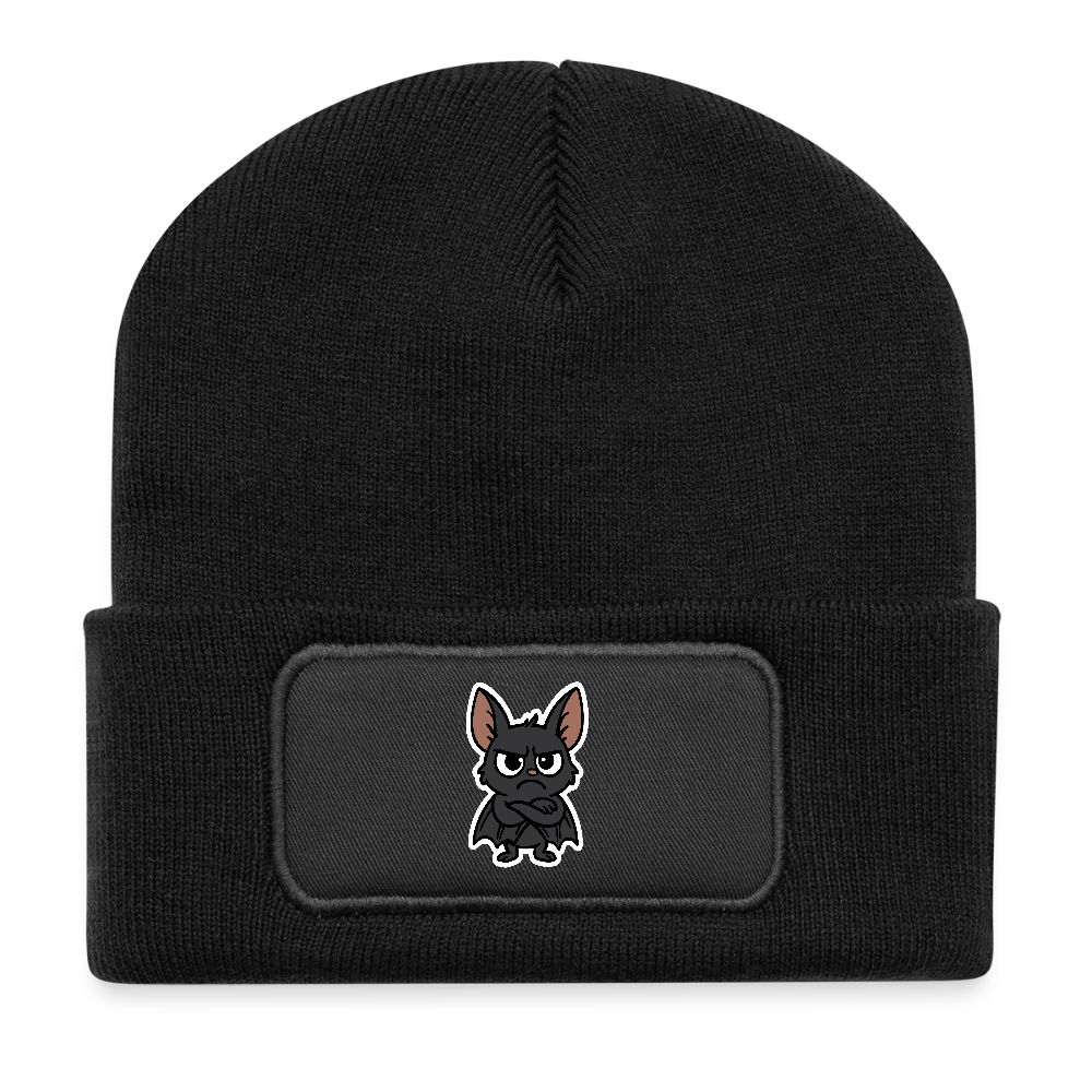 Fledermaus mit verschränkten Flügeln – Nachtmodus: Skepsis aktiv  -Casual Patch Beanie - Schwarz