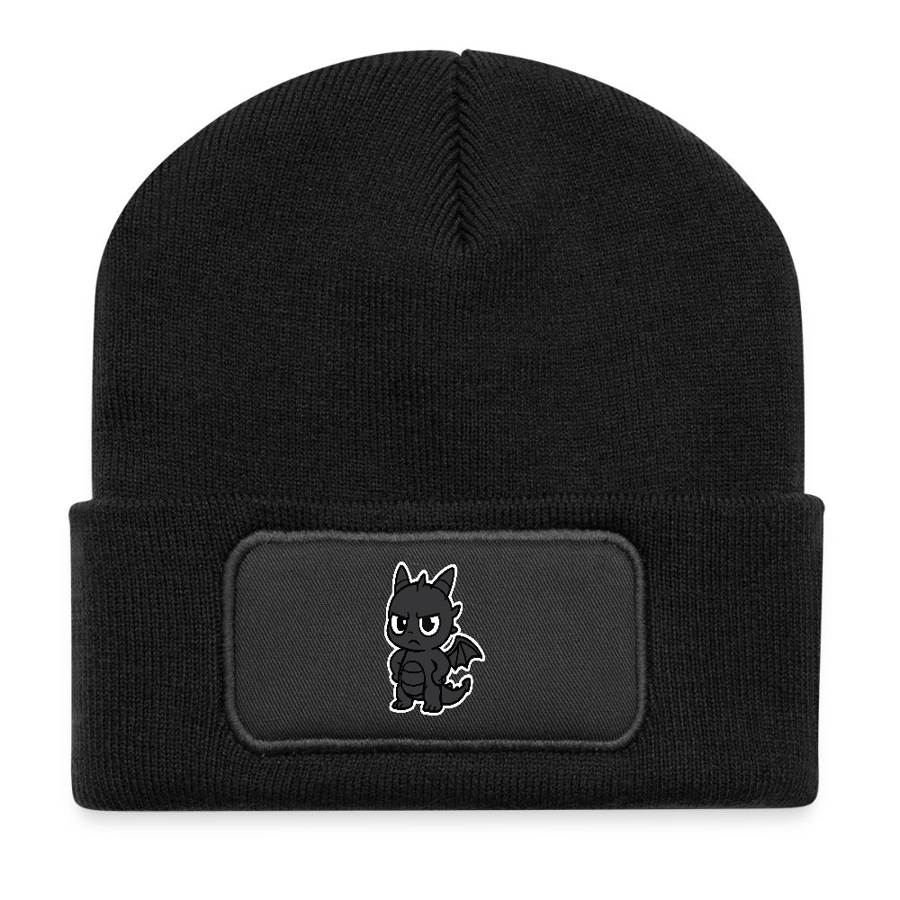 Babydrache mit schiefem Blick – Mini, aber meinungsstark  -Casual Patch Beanie - Schwarz