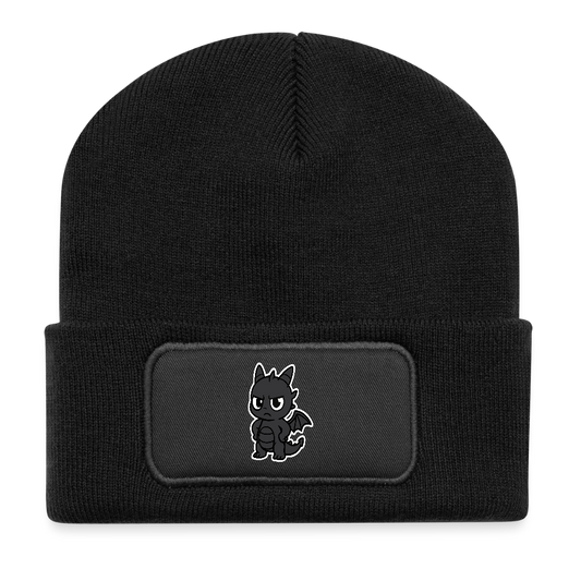 Babydrache mit schiefem Blick – Mini, aber meinungsstark  -Casual Patch Beanie - Schwarz