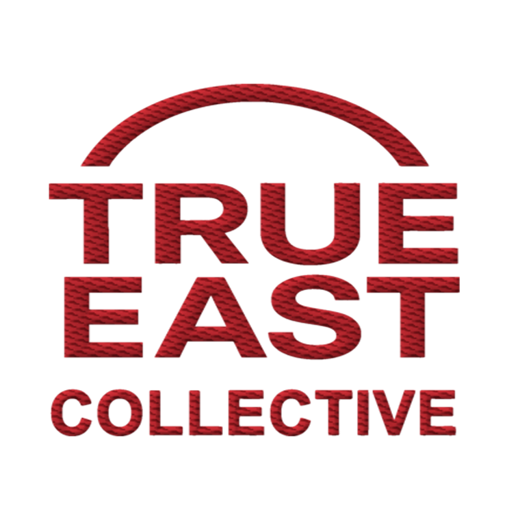 Bild enthält das True East Collective Logo. True East Collective, Ostdeutsche Streetwear, Ossie Streetwear, DDR Streetwear
