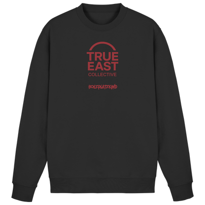 Bolzplatzkind & True East Logo  – Wurzeln unter Flutlicht - Basic Sweatshirt