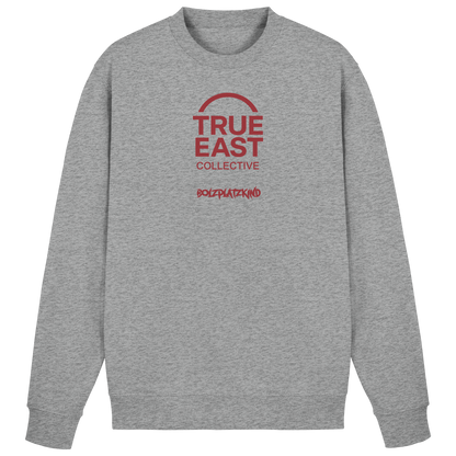 Bolzplatzkind & True East Logo  – Wurzeln unter Flutlicht - Basic Sweatshirt