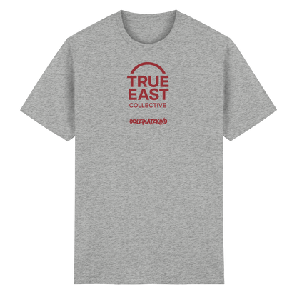 Bolzplatzkind & True East Logo  – Wurzeln unter Flutlicht - Heavy Cotton T-Shirt