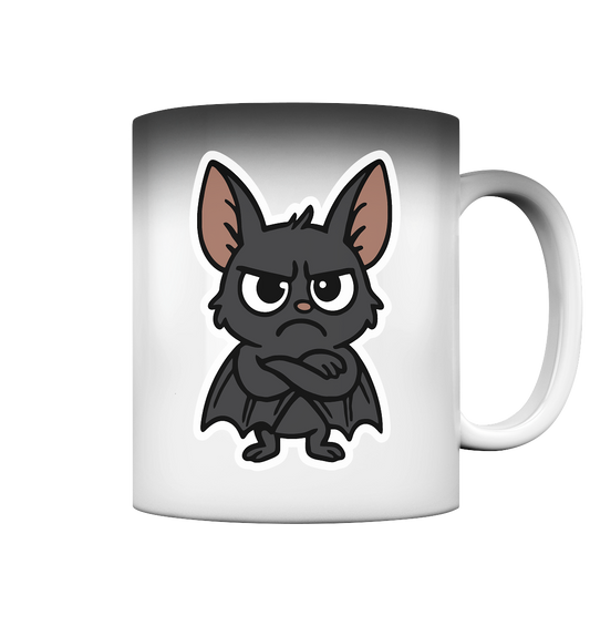 Fledermaus mit verschränkten Flügeln – Nachtmodus: Skepsis aktiv - Magic Mug