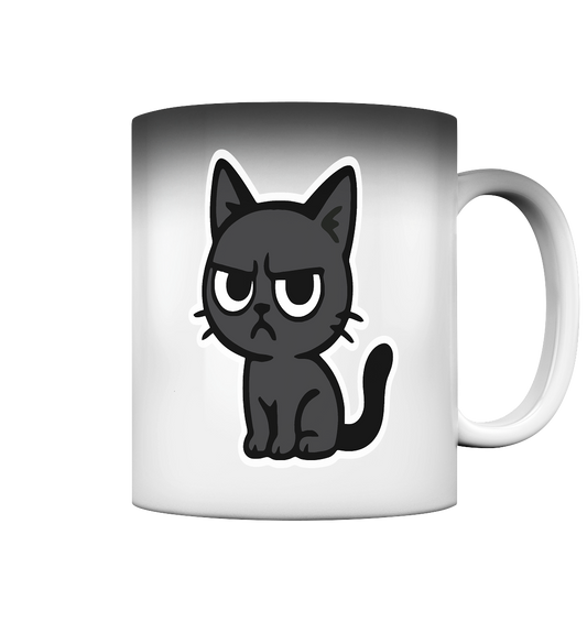 Schwarze Katze mit erhobenem Blick – Katzen haben Personal - Magic Mug