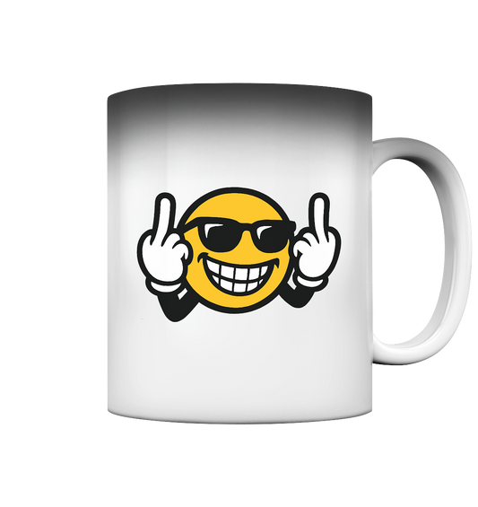 Smiley mit Mittelfinger – Nett lächeln. Weitergehen. - Magic Mug