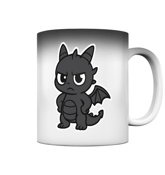 Babydrache mit schiefem Blick – Mini, aber meinungsstark - Magic Mug