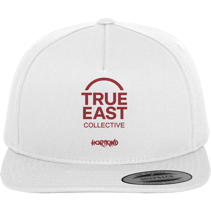 Hortkind &True East Logo – Aufgewachsen zwischen Pausenhof und Plattenbau - Premium Snapback