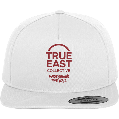 Made Behind The Wall & True East Logo – Aus Mauern gewachsen - Premium Snapback